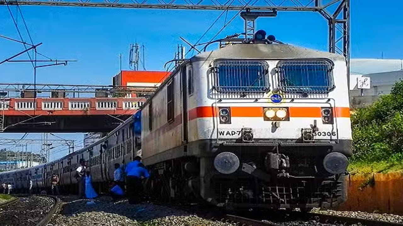 సోమనాథ్ జ్యోతిర్లింగం, పూణె భీమశంకర్ జ్లోతిర్లింగం, నాసిక్ త్రయంబేశ్వర్ జ్యోతిర్లింగం, ఔరాంగాబాద్ ఘృష్ణేశ్వర్ జ్యోతిర్లింగం, ద్వారక నాగేశ్వర్ జ్యోతిర్లింగం, ఉజ్జయిని మహాకాళేశ్వర్, ఓంకారేశ్వర్ జ్యోతిర్లింగం దర్శించుకోవచ్చు. మూడు కేటగిరీల సీట్లు ఇందులో అందుబాటులో ఉంటాయి.
