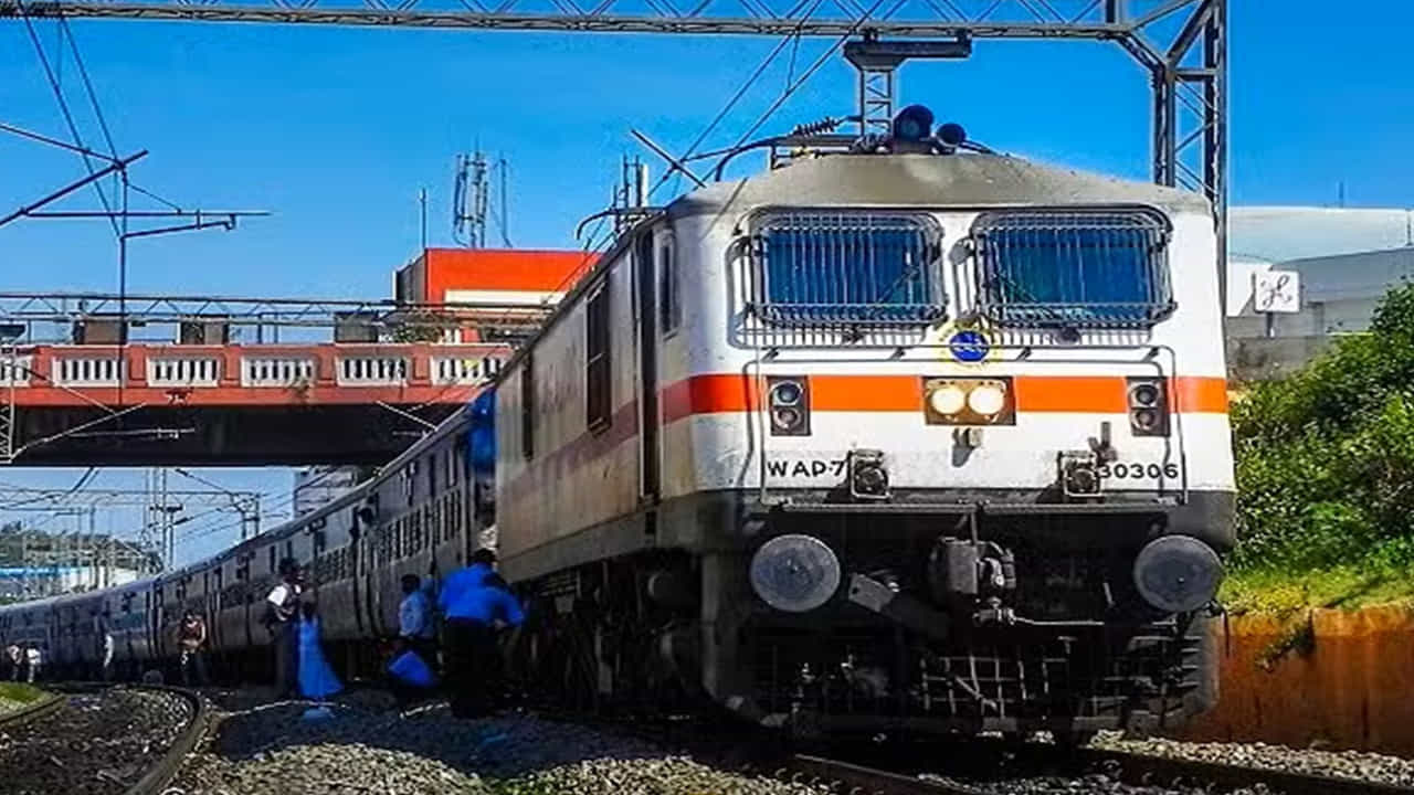 సోమనాథ్ జ్యోతిర్లింగం, పూణె భీమశంకర్ జ్లోతిర్లింగం, నాసిక్ త్రయంబేశ్వర్ జ్యోతిర్లింగం, ఔరాంగాబాద్ ఘృష్ణేశ్వర్ జ్యోతిర్లింగం, ద్వారక నాగేశ్వర్ జ్యోతిర్లింగం, ఉజ్జయిని మహాకాళేశ్వర్, ఓంకారేశ్వర్ జ్యోతిర్లింగం దర్శించుకోవచ్చు. మూడు కేటగిరీల సీట్లు ఇందులో అందుబాటులో ఉంటాయి.