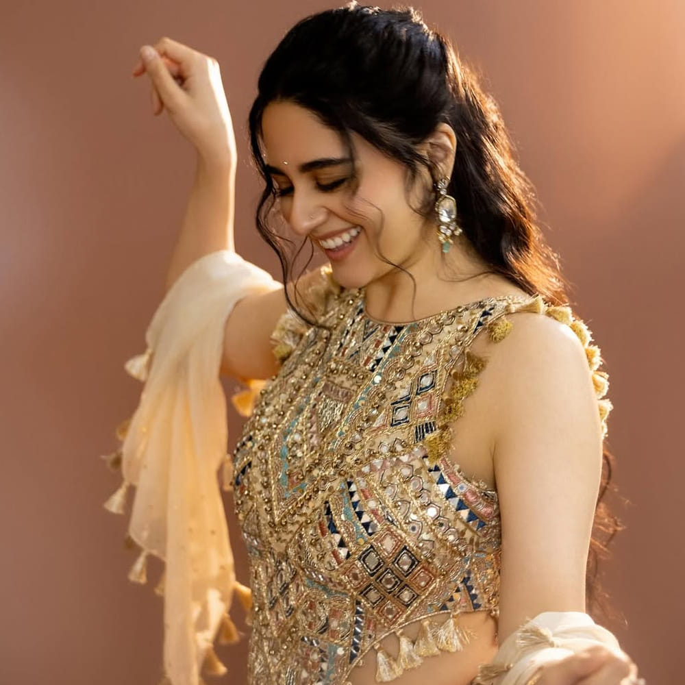 ఇన్ స్టా రీల్స్ ద్వారా పాపులర్ అయ్యింది. దీంతో ఏకంగా పాన్ ఇండియా స్టార్ సరసన ఛాన్స్ కొట్టేసింది. మొదటి సినిమా ఇంకా విడుదల కాలేదు. అప్పుడే వరుస అవకాశాలు అందుకుంటూ టాలీవుడ్ ఇండస్ట్రీలో బిజీ హీరోయిన్ అయ్యింది ఈ ముద్దుగుమ్మ. ఇంతకీ ఆమె ఎవరో తెలుసా.. .? 