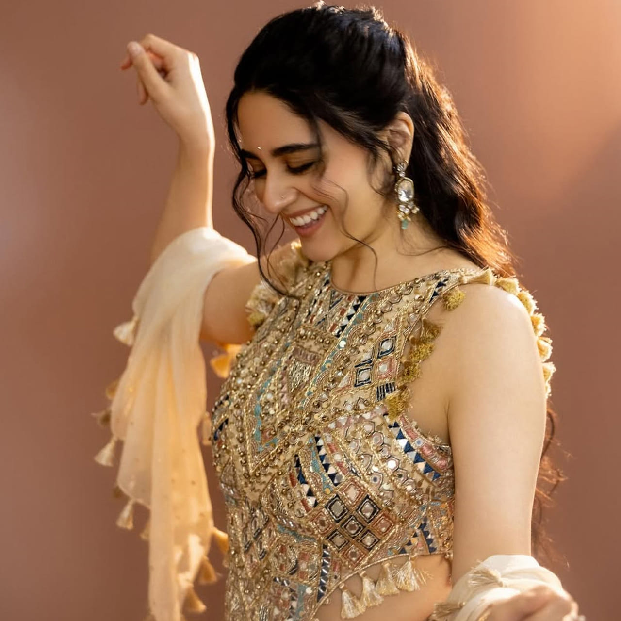 ఇన్ స్టా రీల్స్ ద్వారా పాపులర్ అయ్యింది. దీంతో ఏకంగా పాన్ ఇండియా స్టార్ సరసన ఛాన్స్ కొట్టేసింది. మొదటి సినిమా ఇంకా విడుదల కాలేదు. అప్పుడే వరుస అవకాశాలు అందుకుంటూ టాలీవుడ్ ఇండస్ట్రీలో బిజీ హీరోయిన్ అయ్యింది ఈ ముద్దుగుమ్మ. ఇంతకీ ఆమె ఎవరో తెలుసా.. .? 