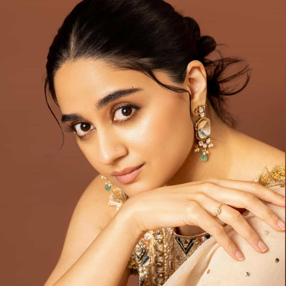 ఆమె మరెవరో కాదండి.. హీరోయిన్ ఇమాన్వి. డైరెక్టర్ హను రాఘవపూడి దర్శకత్వంలో ప్రభాస్ నటిస్తున్న ఫౌజీ మూవీ హీరోయిన్. ఈ సినిమాతో తెలుగు తెరకు  పరిచయం అయ్యేందుకు ఎదురుచూస్తుంది ఇమాన్వి. కొన్ని రోజులుగా ఈ మూవీ షూటింగ్ జరుగుతుంది. 