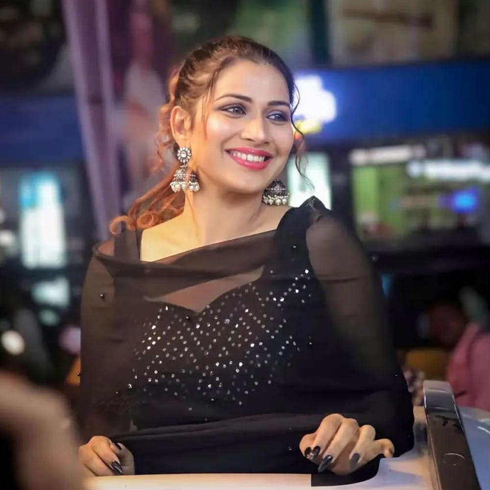 ఆర్జీవీతో జరిగిన తన పుట్టినరోజు వేడుకలో డాన్స్ చేసిన తర్వాత వీడియో అనుకోకుండా వైరల్ అయిందని ఇనయా తెలిపారు. దీని ప్రభావం తన కుటుంబంపై తీవ్రంగా పడిందని, వారు తనను దూరం పెట్టారని ఆవేదన వ్యక్తం చేశారు. కుటుంబ మద్దతు లేకుండానే సినీ రంగంలోకి ప్రవేశించిన ఇనయా, చిన్నతనం నుండి నటిగా ఎదగాలని కలలు కన్నారు.