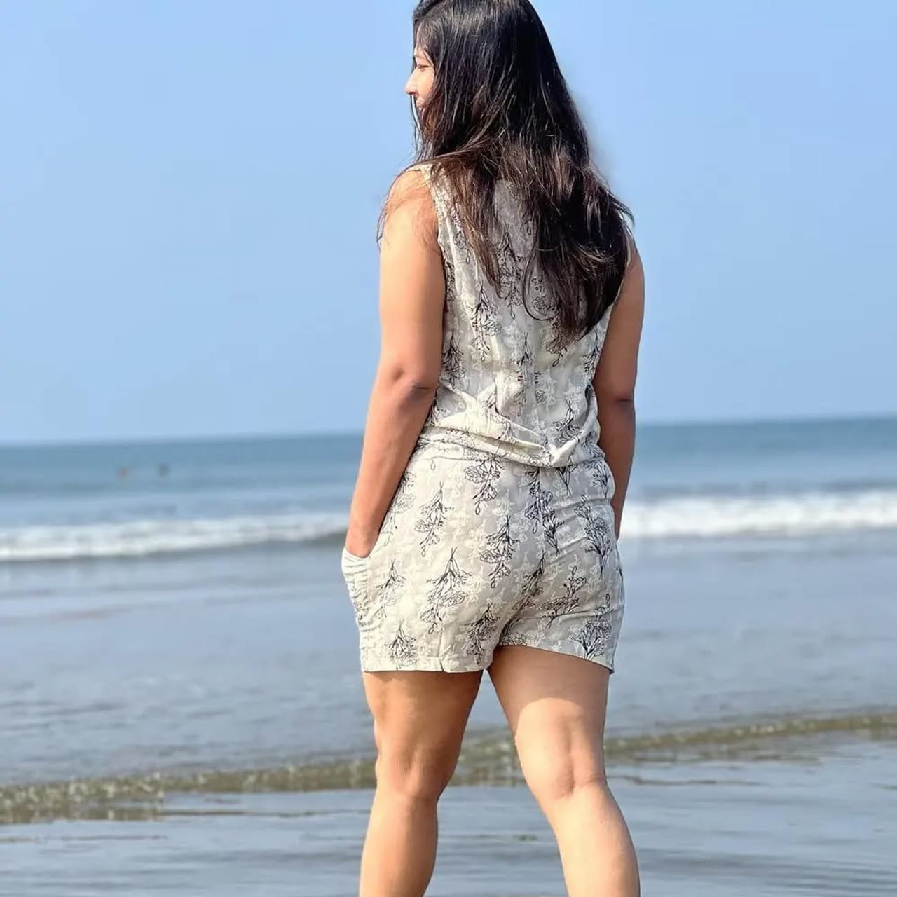  నటి ఇనయా సుల్తానా ఇటీవల రామ్ గోపాల్ వర్మతో కలిసి చేసిన డాన్స్ వీడియోతో ఒక్కసారిగా ఫేమస్ అయిన సంగతి తెలిసిందే. ఈ వీడియో వైరల్ అయిన తర్వాత ఆమె ఎదుర్కొన్న వ్యక్తిగత సవాళ్లను, సినీ రంగంలో ఆమె ప్రయాణాన్ని గురించి ఒక ఇంటర్వ్యూలో పంచుకున్నారు.