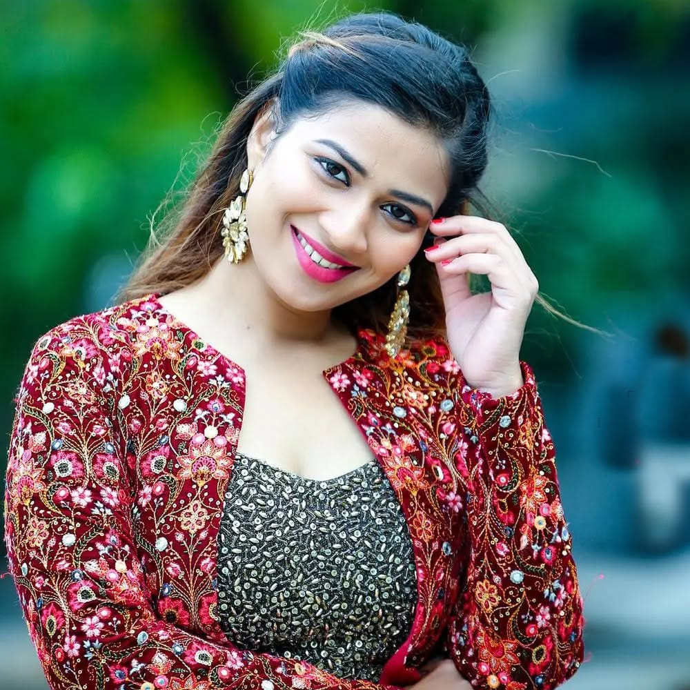 ఆమె ఇంటి నుండి బయటకు రావడాన్ని కుటుంబం అంగీకరించలేదని, ముఖ్యంగా వైరల్ వీడియో తర్వాత బంధువులు కూడా తీవ్రంగా వ్యతిరేకించారని ఆమె చెప్పారు. ఇంటి నుండి కేవలం రూ.100తో బయలుదేరిన ఇనయా, హైదరాబాద్‌లో హాస్టల్ ఫీజుల కోసం చిన్న చిన్న క్యారెక్టర్లు చేస్తూ చాలా కష్టాలు అనుభవించారు. 