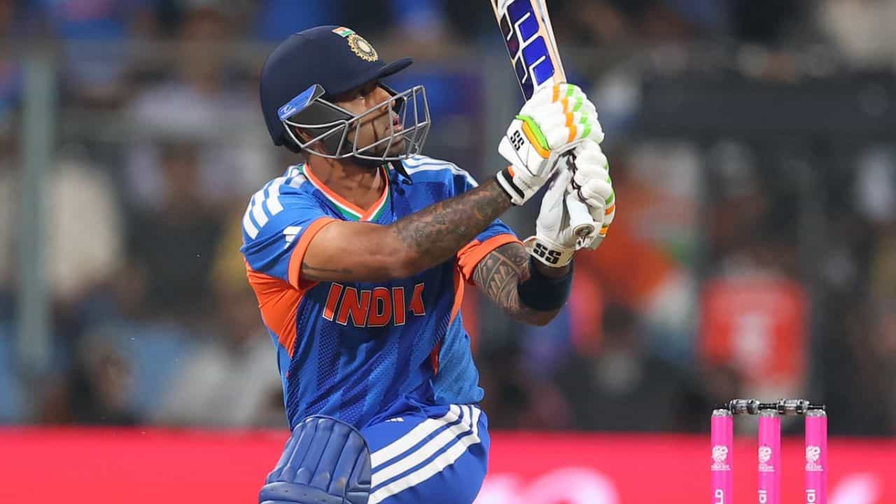 రోహిత్ శర్మ రికార్డును బద్దలు కొట్టే అవకాశం ఇప్పుడు సూర్యకుమార్ యాదవ్ కు దక్కింది. నిజానికి, రోహిత్ శర్మ భారత టీ20 కెప్టెన్ గా అత్యధిక మ్యాచ్ లు గెలిచాడు. రోహిత్ 50 విజయాలతో ముందున్నాడు. ఈ రికార్డు సాధించాలంటే సూర్యకుమార్ యాదవ్ ఇప్పుడు మరో తొమ్మిది మ్యాచ్ లు గెలిస్తే సరిపోతుంది. ప్రస్తుతానికి తాను ఆడుతూనే ఉంటానని సూర్య స్పష్టం చేశాడు. తత్ఫలితంగా, రోహిత్ రికార్డు కూడా ప్రమాదంలో పడే అవకాశం కనిపిస్తోంది.