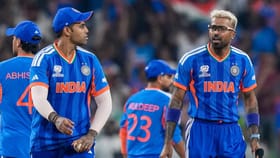 బ్యాటింగ్ ఎంచుకున్న టీమిండియా..రోహిత్ రికార్డుపై హార్దిక్ కన్ను