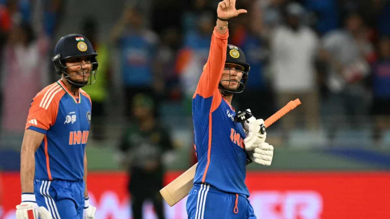 ఇటీవల అభిషేక్ శర్మ అనారోగ్యం కారణంగా నమీబియాతో జరిగిన మ్యాచ్లో పాల్గొనలేదు. పాకిస్తాన్ మ్యాచ్కు ముందు రోజు అతనికి ఫిట్నెస్ పరీక్ష జరుగుతుంది. దీని ప్రకారం, భారత కెప్టెన్ సూర్యకుమార్ యాదవ్ పాకిస్తాన్తో జరిగే మ్యాచ్లో పాల్గొంటానని చెప్పాడు. అందువల్ల, అభిషేక్ శర్మ ఈ రికార్డు సాధించే అవకాశం ఉంది.