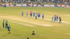 షేక్ హ్యాండ్ కోసం ఆశగా ఎదురుచూసిన పాక్ ఆటగాళ్లు.. మైదానం వీడకుండా