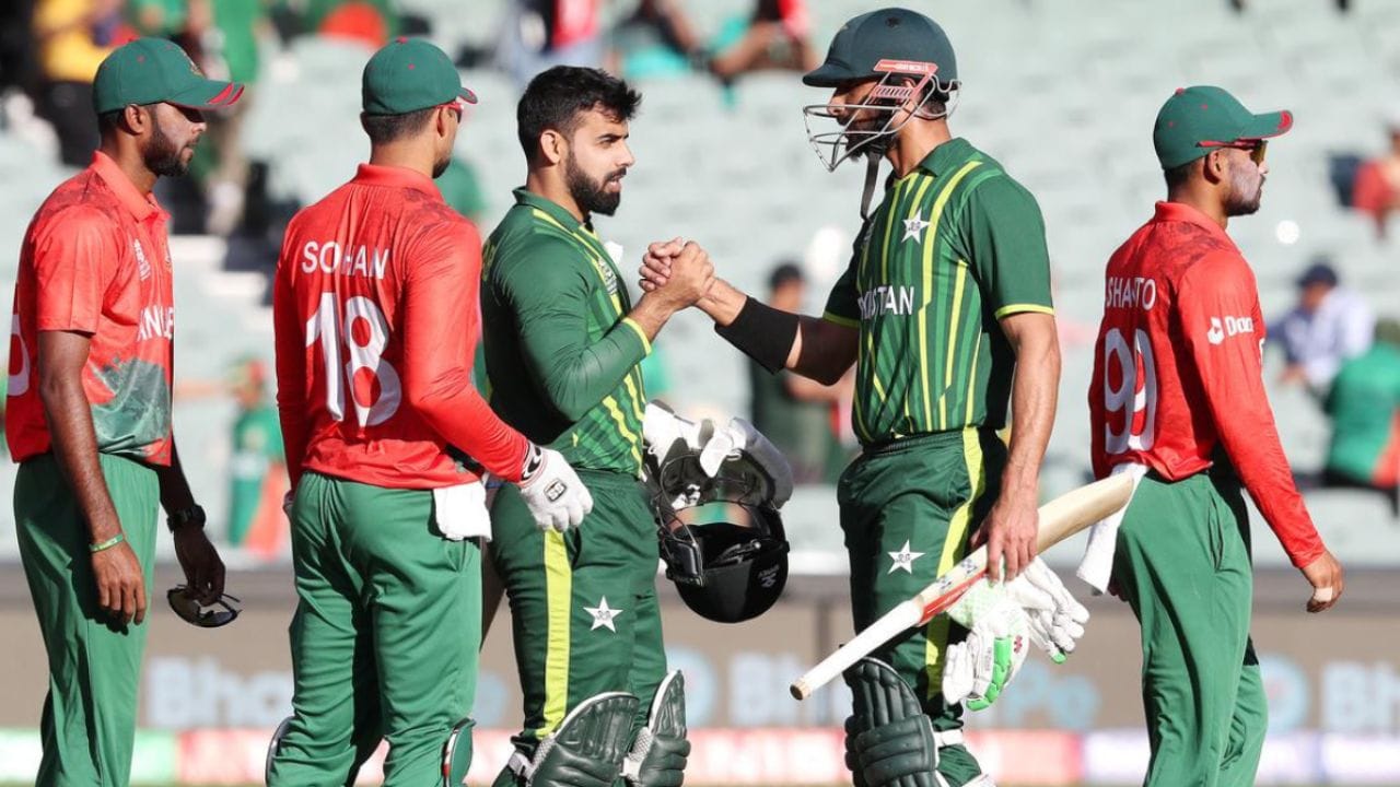 కొన్ని నెలల క్రితం బీసీసీఐ (BCCI), పీసీబీ (PCB) కలిసి ఐసీసీతో ఒక ఒప్పందం కుదుర్చుకున్నాయి. అంతర్జాతీయ టోర్నీల్లో పరస్పరం ఒకరి దేశాలకు మరొకరు వెళ్లి ఆడకూడదని ఇరు దేశాల బోర్డులు అంగీకరించాయి. 2008 నుంచి భారత్ పాకిస్థాన్‌కు వెళ్లలేదు. ఇక పాకిస్థాన్ మాత్రం 2012–13 ద్వైపాక్షిక సిరీస్ కోసం, అలాగే 2016, 2023 ఐసీసీ టోర్నీల కోసం భారత్‌కు వచ్చింది. అయితే, భవిష్యత్తులో భారత్‌కు రావడం కూడా సాధ్యం కాదని పీసీబీ సంకేతాలు ఇస్తోంది.