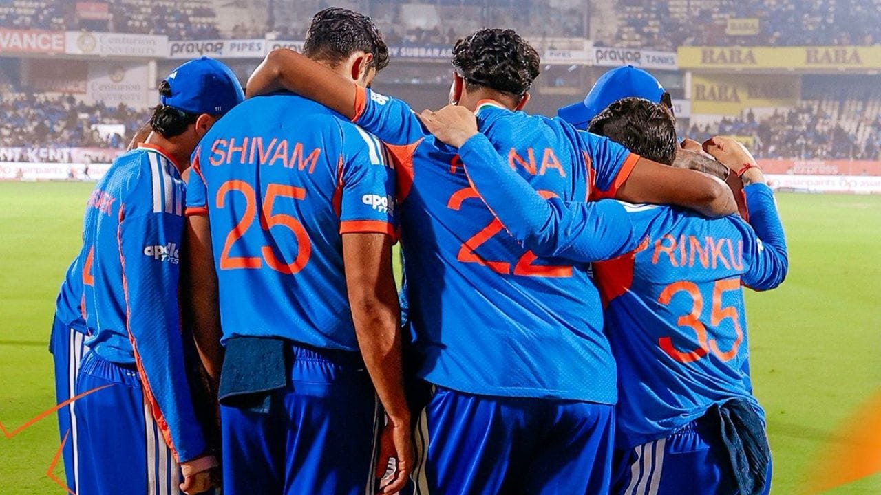 IND vs USA, T20 World Cup 2026: టీ20 ప్రపంచ కప్‌ 2026లో టీమిండియా తన తొలి మ్యాచ్‌ను అమెరికాతో ఆడిన సంగతి తెలిసిందే. ముంబైలోని వాంఖడే స్టేడియంలో జరిగిన ఈ మ్యాచ్‌లో సూర్యసారథ్యంలోని భారత జట్టు 29 పరుగుల తేడాతో విజయం సాధించింది. ఈ మ్యాచ్‌లో టీమిండియా గెలవడమే కాకుండా ఓ ప్రపంచ రికార్డును కూడా సృష్టించింది. టీ20 ప్రపంచ కప్ చరిత్రలో ఇప్పటి వరకు ఏ జట్టు సాధించని ఘనతను తన ఖాతాలో వేసుకుంది.