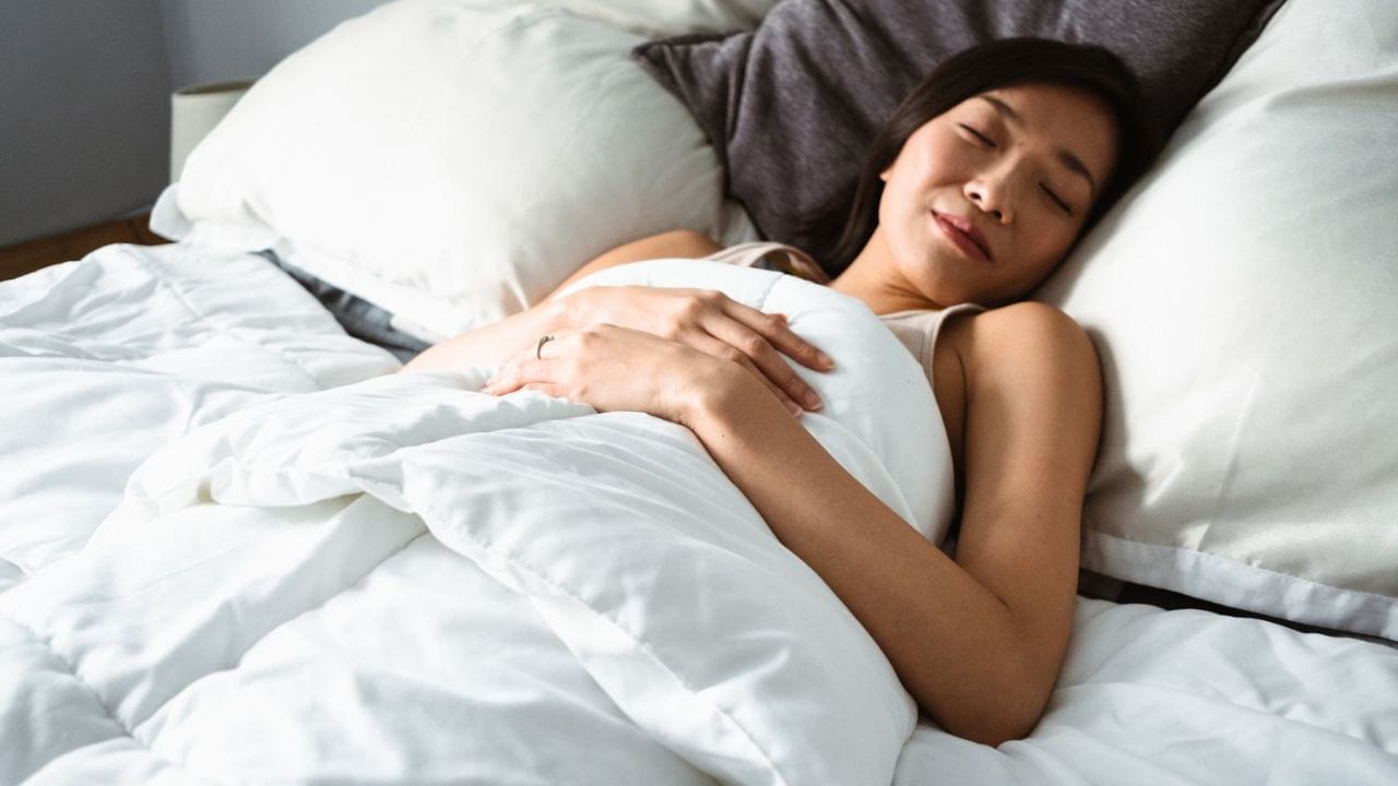 మీకు పడుకున్న వెంటనే నిద్ర పట్టాలంటే.. బెడ్‌పై పడుకొని 4 సెకన్ల పాటు బాగా గాలి పీల్చుకోవాలి. తర్వాత 7 సెకన్ల పాటు గాలిని బంధించి ఉంచాలి. ఆ తర్వాత 8 సెకన్‌ల పాటు గాలిని పీల్చుతూ వదులుతూ ఉండండి. ఇలా చేయడం వల్ల మీకు త్వరగా నిద్ర పడుతుంది. 