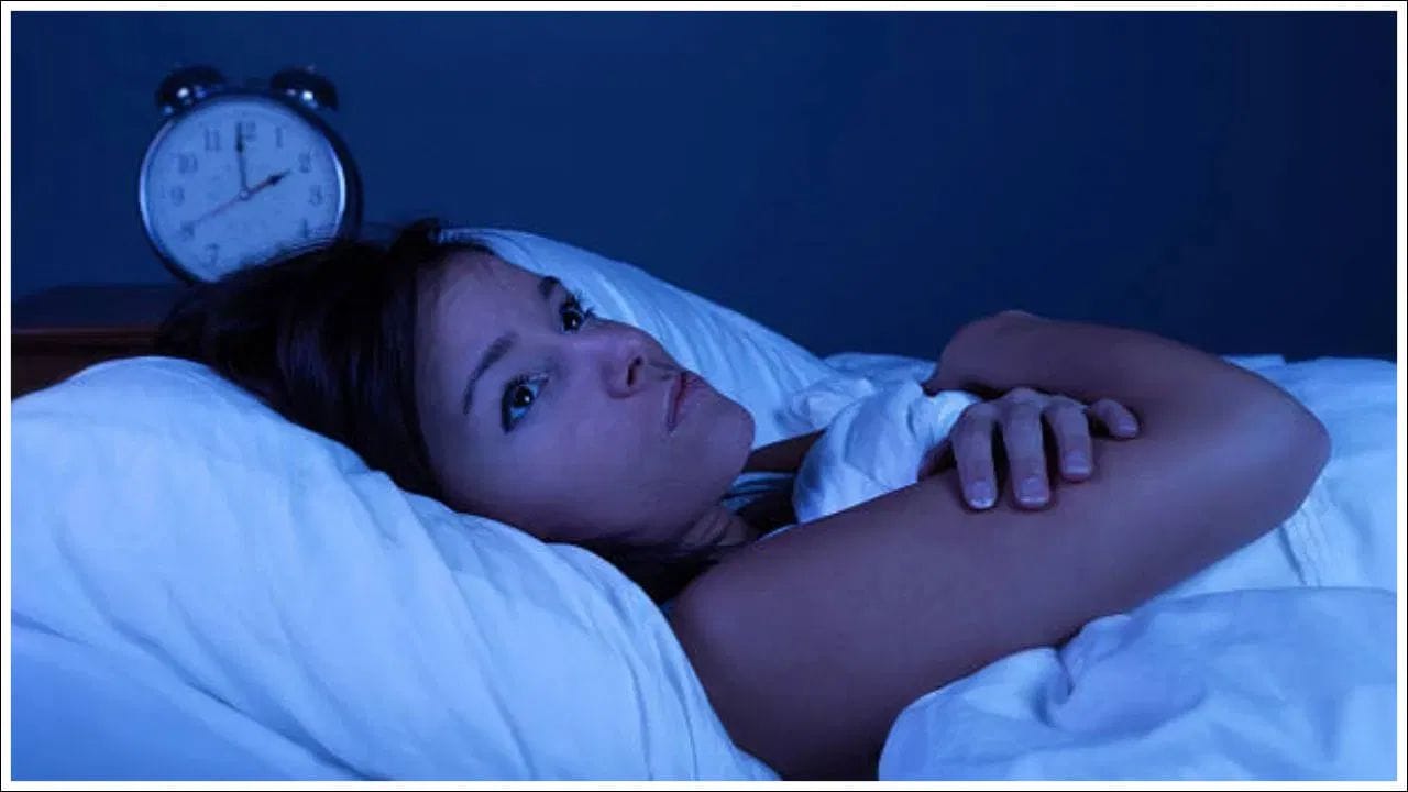 ఈ రోజుల్లో నిద్రలేపోవడం అనేది సర్వసాధారణ సమస్య అయిపోయింది. ప్రస్తుతం ప్రతి 10 మందిలో ఐదుగురు ఈ సమస్యతో బాధపడుతున్నారు. ఇందుకు ప్రధాన కారణం మారిన లైఫ్‌స్టైల్. నిద్ర లేకపోవడం వల్ల మనం త్వరగా వ్యాధుల భారీన పడుతాం. మీరు కూడా రాత్రి నిద్రలేమితో బాధపడుతుంటే ఇది మీ కోసమే.. ఈ చిట్కాలను మీరు క్రమం తప్పకుండా పాటిస్తే.. మీకు కళ్లు మూసిన వెంటనే నిద్ర పట్టడం ఖాయం. 