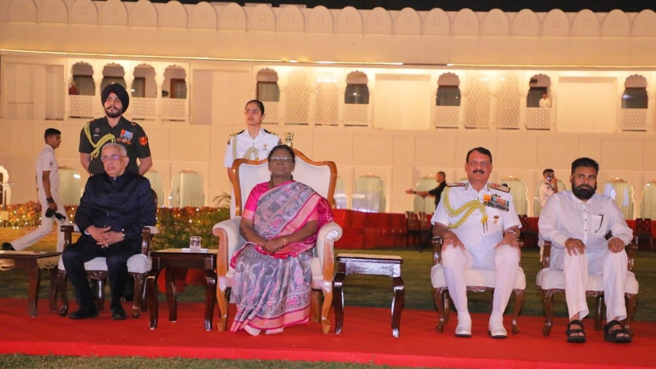 బుధవారం సాగర తీరంలో జరగనున్న అంతర్జాతీయ యుద్ధనౌకల సమీక్ష-2026 నేపథ్యంలో విశాఖకు చేరుకున్న రాష్ట్రపతి ద్రౌపది ముర్ము ఉదయం ఈ సమీక్షకు హాజరుకానున్నారు. అలాగే గురువారం మిలాన్‌, ఇంటర్నేషనల్‌ సిటీ పరేడ్‌, శుక్రవారం ఐయాన్‌ కానైవ్‌ ఆఫ్‌ చీఫ్స్‌ కార్యక్రమాల్లో రాష్ట్రపతి పాల్గొనున్నారు. 