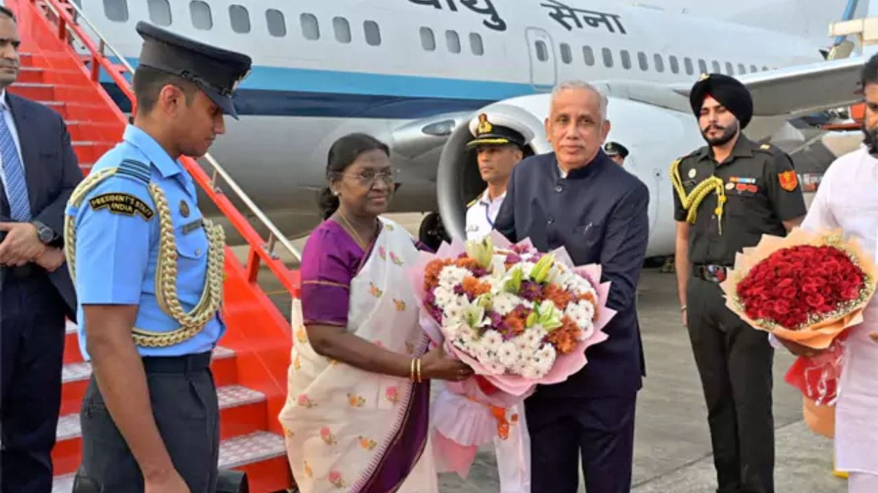 విశాఖ పట్నంలోని ఐఎన్‌ఎస్‌ డేగాకు చేరుకున్న రాష్ట్రపతి ద్రౌపది ముర్ముకు గవర్నర్‌ జస్టిస్‌ అబ్దుల్‌ నజీర్‌, డిప్యూటీ సీఎం పవన్‌ కల్యాణ్‌, మంత్రి డోలా బాల వీరాంజనేయ స్వామి స్వాగతం పలికారు. వీరితోపాటు ఎంపీ శ్రీభరత్‌, మేయర్‌ పీలా శ్రీనివాస్‌, ఉన్నతాధికారులు ఉన్నారు. 