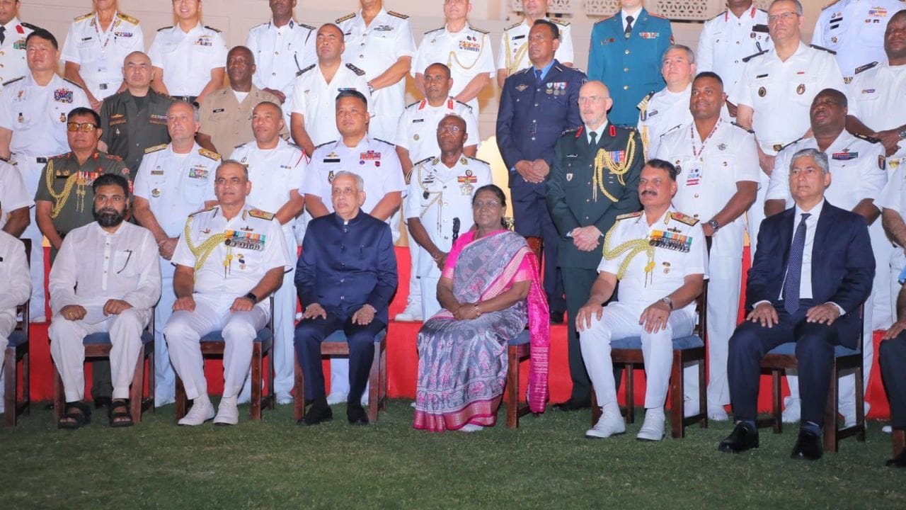 యుద్ధనౌకల సమీక్ష-2026 కోసం రాష్ట్రానికి వచ్చిన రాష్ట్రపతికి నేవీ అధికారులు ప్రత్యేక విందును ఏర్పాటు చేశారు. ఐ ఎఫ్ ఆర్ సందర్భంగా రాష్ట్రపతి ద్రౌపది ముర్ము గౌరవార్థం ఈస్ట్రన్ నేవల్ కమాండ్ మెస్‌లో విందు కార్యక్రమం జిరిగింది.