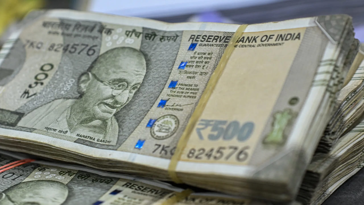 ఈ విధంగా కేవలం 5 సంవత్సరాలలో మీరు మీ మూలధనంపై సురక్షితమైన, హామీ ఇచ్చిన రాబడిని పొందుతారు. మీకు పీఎఫ్, బోనస్ లేదా మరేదైనా మూలం నుండి ఒకేసారి మొత్తం అందుబాటులో ఉంటే తక్కువ వడ్డీ ఉన్న పొదుపు ఖాతాలో ఉంచడం కంటే పోస్ట్ ఆఫీస్ టర్మ్ డిపాజిట్ పథకంలో పెట్టుబడి పెట్టడం తెలివైన నిర్ణయం కావచ్చు.