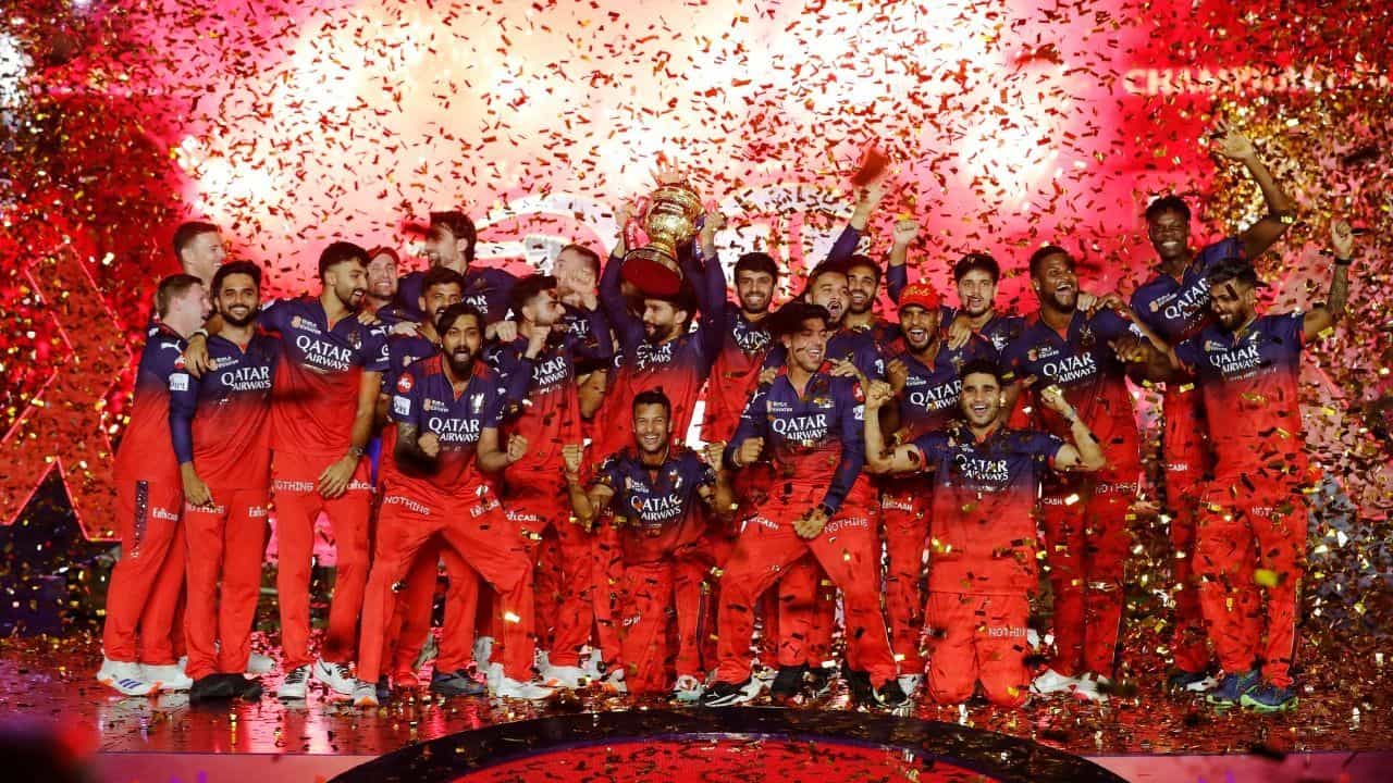 మ్యాచ్ల సంఖ్య ఎందుకు పెరిగింది? ఐపీఎల్ మీడియా హక్కుల ఒప్పందం ప్రకారం, ఐపీఎల్ 18, 19 సీజన్లలో 84 మ్యాచ్లను నిర్వహిస్తామని బీసీసీఐ తెలిపింది. కానీ గతసారి ఆటగాళ్లు అందుబాటులో లేకపోవడం వల్ల 84 మ్యాచ్లను నిర్వహించలేదు. ఇప్పుడు, ఐపీఎల్ ప్రసారకులు మరోసారి మ్యాచ్ల సంఖ్యను పెంచాలనే డిమాండ్ను ముందుకు తెచ్చారు. అందువల్ల, ఐపీఎల్ 2026లో 84 మ్యాచ్లు జరగడం దాదాపు ఖాయం.