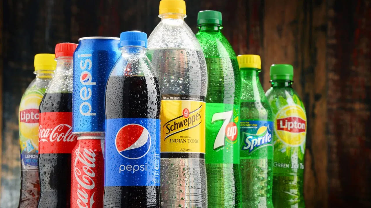 మనం తాగే పానీయాలు మన శరీరానికి తెలియకుండానే భారీ స్థాయిలో చక్కెరను అందిస్తున్నాయి. కోలా లేదా ఇతర సోడాలు షుగర్ ఫ్రీ అని రాసి ఉన్నా, వాటిలో కృత్రిమ తీపి పదార్థాలు ఉంటాయి. ఇవి ఇన్సులిన్ పనితీరును దెబ్బతీసి గుండె జబ్బుల ప్రమాదాన్ని రెట్టింపు చేస్తాయి.
