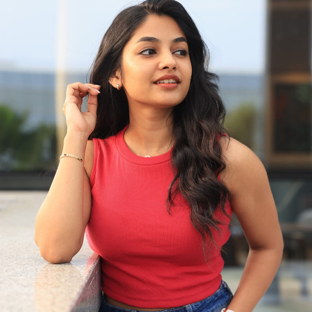 ఇక ఈ చిన్నదనికి ఇప్పుడు వరుసగా అవకాశాలు అందుకుంటుంది. తెలుగుతో పాటు తమిళ్ లోనూ సినిమాలు చేస్తూ ప్రేక్షకులను ఆకట్టుకుంటుంది ఈ అమ్మడు. సోషల్ మీడియాలో యాక్టివ్ గా ఉండే ఈ చిన్నది తన ఫొటోలతో ఆకట్టుకుంటుంది.