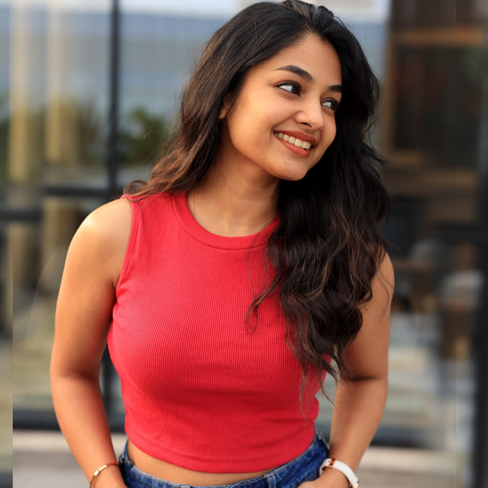 లేటెస్ట్ సెన్సేషన్ ఇవానా.. ఈ ముద్దుగుమ్మ చైల్డ్ ఆర్టిస్ట్ గా కెరీర్ మొదలు పెట్టింది. ఆతర్వాత హీరోయిన్ గా మారింది. తమిళ్ లో లవ్ టుడే సినిమాతో పరిచయం అయ్యింది. ఈ సినిమా మంచి విజయాన్ని అందుకుంది. ఈ సినిమా తెలుగులోనూ డబ్ అయ్యి మంచి హిట్ గా నిలిచింది.