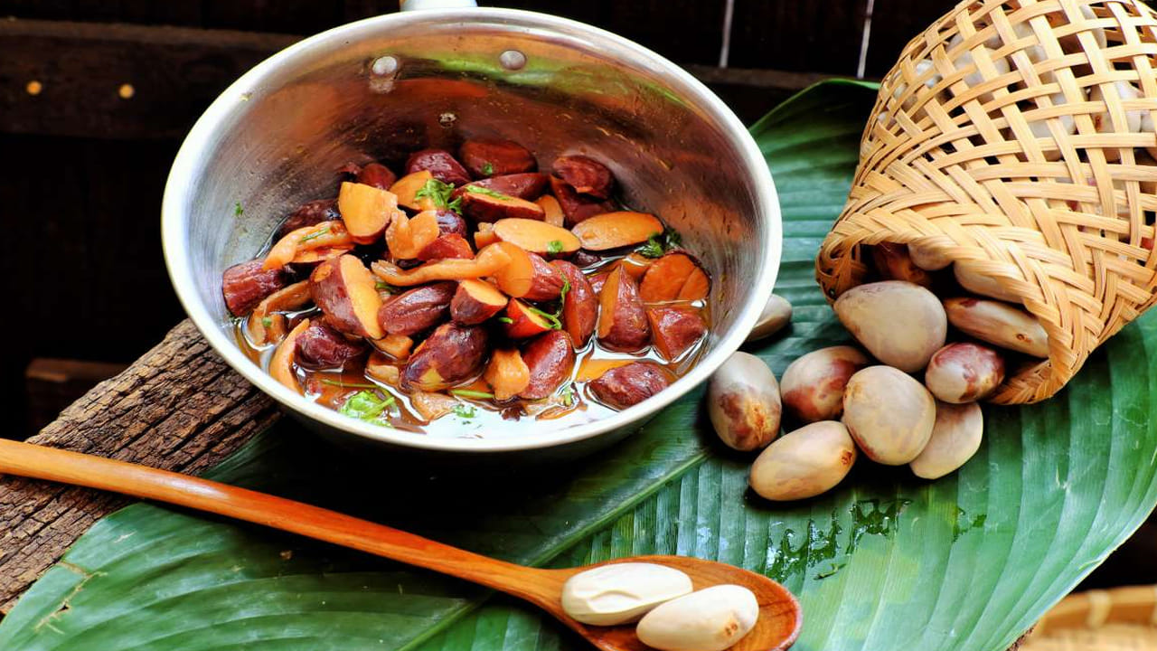 అలాగే, జీర్ణ స‌మ‌స్యలు ఉన్న వారికి కూడా ప‌న‌స గింజలు ఎంతో మంచిదని చెబుతున్నారు. ప‌న‌స గింజ‌ల‌ను పొడి చేసుకుని తీసుకుంటే జీర్ణ స‌మ‌స్య‌లు ముఖ్యంగా గ్యాస్, మ‌ల‌బ‌ద్ధ‌కం, ఎసిడిటీ వంటి స‌మ‌స్య‌లు దూరం అవుతాయని సూచిస్తున్నారు. 