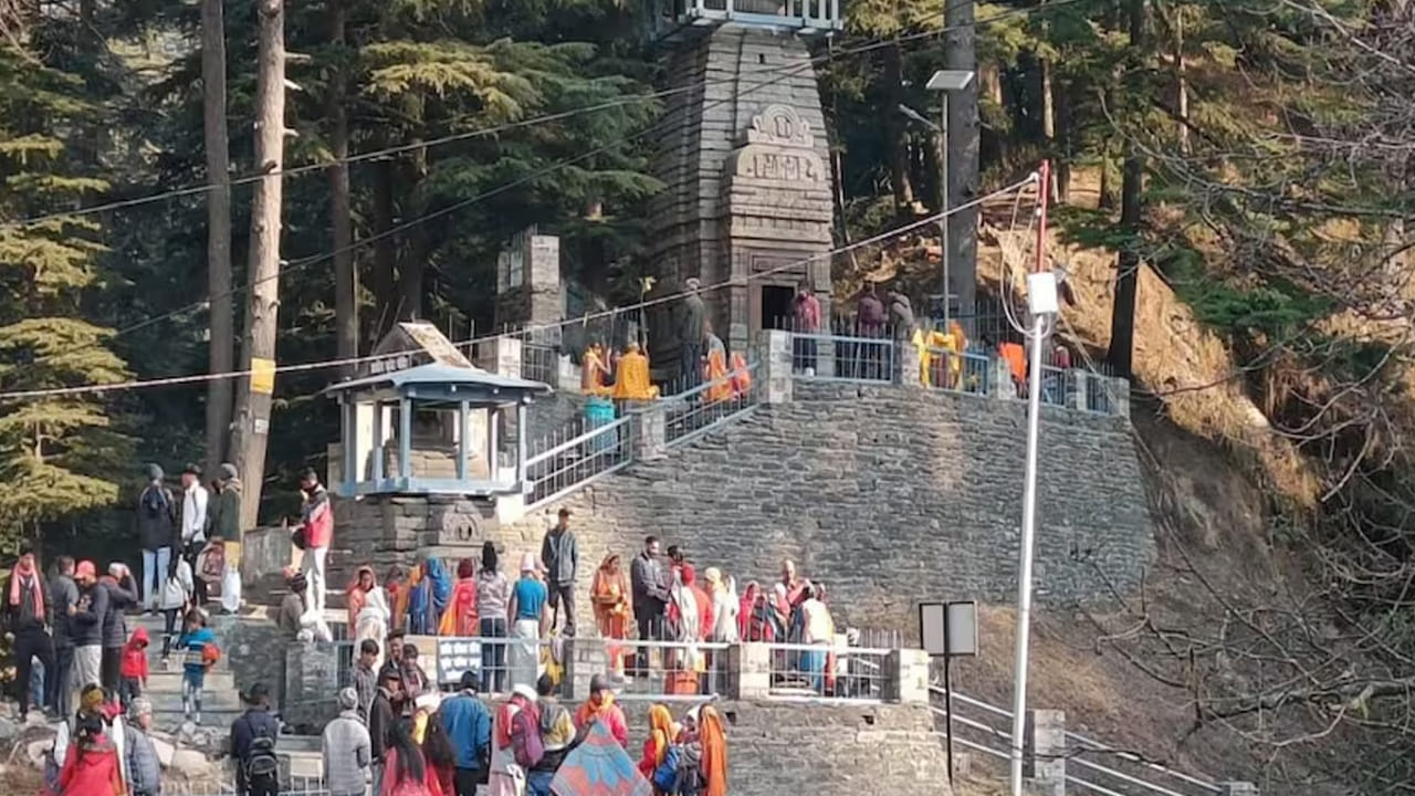 విశిష్ట ఆచారాలు – నైవేద్యాల విశ్వాసం..
అప్పులు, వ్యాపార నష్టాలు లేదా కుటుంబ ఆర్థిక సమస్యలు ఎదురైనప్పుడు భక్తులు కుబేరుని ఆశ్రయిస్తారు. తమ కోరికలు నెరవేరిన తర్వాత, కృతజ్ఞతగా పసుపు రంగు వస్త్రాలు, ఖీర్ (పాల పాయసం) సమర్పించడం ఇక్కడి ప్రత్యేక ఆచారం. కొందరు భక్తులు పూజ అనంతరం బంగారం లేదా వెండి నాణేలను తీసుకుని ఇంట్లో శ్రేయస్సుకు చిహ్నంగా ఉంచుకుంటారు.
ఆలయ పూజారి రమేష్ భట్ మాటల్లో.. కుబేరుడు ఇక్కడ శక్తి స్వరూపంగా నివసిస్తున్నాడని భక్తుల విశ్వాసం. ఎంతో మంది భక్తులు తమ సమస్యల నుండి ఉపశమనం పొందిన అనుభవాలను పంచుకుంటున్నారు.