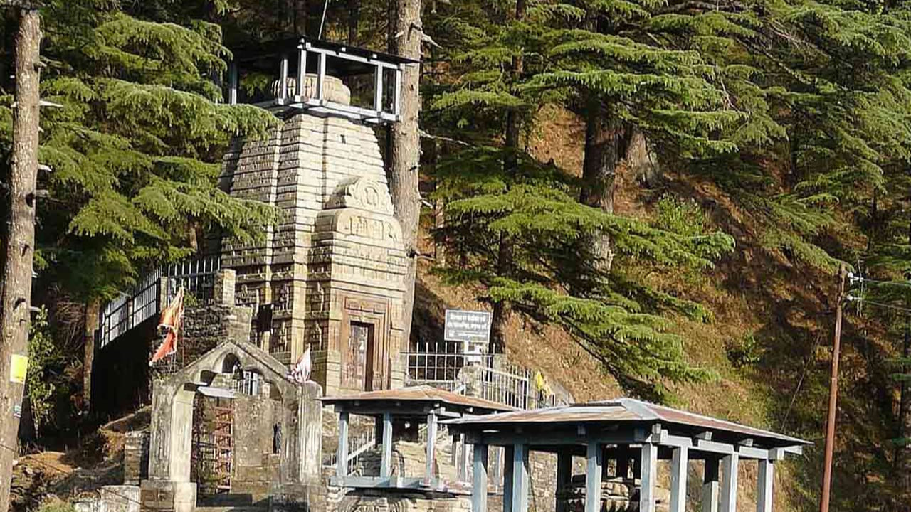 ఎలా చేరుకోవాలి?..
జగేశ్వర్ ధామ్.. అల్మోరా నుంచి సుమారు 35 కిలోమీటర్ల దూరంలో ఉంది. దీనికి సమీప రైల్వే స్టేషన్ కథ్గోడమ్ రైల్వే స్టేషన్ (Kathgodam railway station). ఇక్కడ్నుంచి నుంచి రోడ్డు మార్గంలో అల్మోరా చేరుకుని, అక్కడి నుంచి బస్సులు లేదా టాక్సీల ద్వారా జగేశ్వర్ చేరుకోవచ్చు. సమీప విమానాశ్రయం పంత్నగర్ ఎయిర్ పోర్ట్ (Pantnagar Airport). ఇది దాదాపు 150 కిలోమీటర్ల దూరంలో ఉంది. పైన్ అడవులు, పర్వత లోయల మధ్యుగా సాగిన ఈ ప్రయాణం ఆధ్యాత్మిక అనుభూతిని మరింత ఆహ్లాదంగా చేస్తుంది.