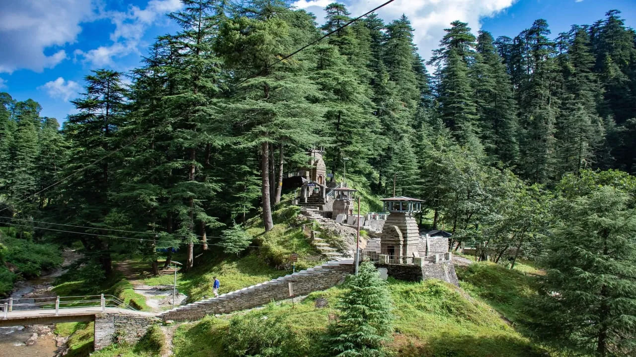 ఆధ్యాత్మిక శాంతి – ఐశ్వర్యానికి ఆశాకిరణం..
జగేశ్వర్ ధామ్ ప్రధానంగా శివుడికి అంకితమైన పురాతన దేవాలయ సముదాయంగా ప్రసిద్ధి చెందింది. అయితే కుబేర ఆలయం ఈ క్షేత్రానికి మరో ప్రత్యేకతను అందిస్తుంది. ప్రశాంతమైన వాతావరణం, చల్లని పర్వత గాలి, పక్షుల కిలకిలారావాలు భక్తులకు దైవానుభూతిని కలిగిస్తాయి.