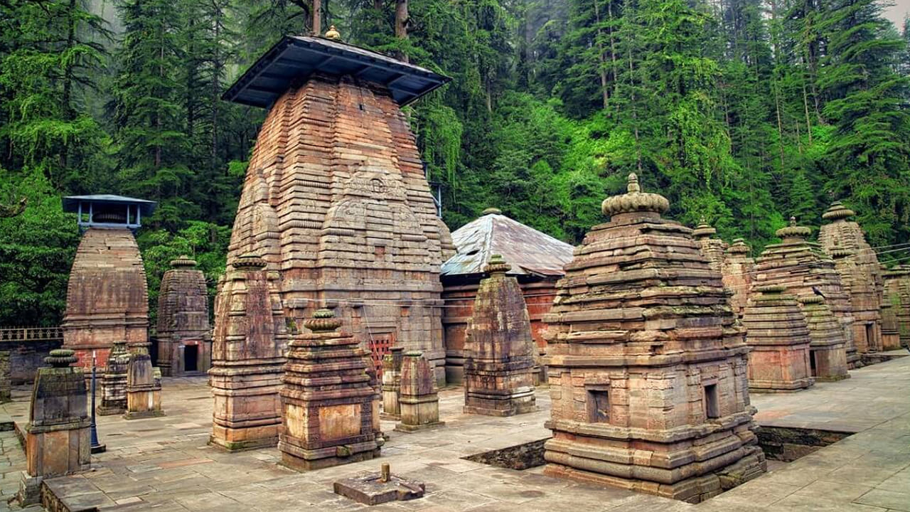 జగేశ్వర్ ధామ్లోని కుబేర ఆలయం కేవలం ఒక పుణ్యస్థలం మాత్రమే కాదు.. ఆర్థిక ఇబ్బందులతో పోరాడుతున్న వారికి ఆశాకిరణం. విశ్వాసంతో చేసిన ప్రార్థనలు, కృతజ్ఞతగా సమర్పించే పాయసం, పసుపు వస్త్రాలు భక్తుల భక్తిని ప్రతిబింబిస్తాయి. ఈ పవిత్ర స్థలం విశ్వాసాన్ని బలోపేతం చేస్తూ దేశం నలుమూలల నుంచి యాత్రికులను ఆకర్షిస్తూనే ఉంది. మీరూ ఒకసారి దర్శించి సానుకూల ఫలితాలను పొందండి.
(Disclaimer: ఈ వార్తలోని సమాచారం జ్యోతిష్య శాస్త్రం, మత విశ్వాసాలపై ఆధారపడి ఉంది. పాఠకుల ఆసక్తి మేరకు అందించడం జరిగింది. దీనిని సంస్థ ధృవీకరించదు.)