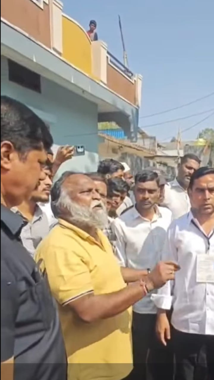 సంగారెడ్డి మున్సిపాలిటీ ఎన్నికలు.. పోలీసులతో జగ్గా రెడ్డి వాగ్వాదం