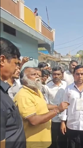సంగారెడ్డి మున్సిపాలిటీ ఎన్నికలు.. పోలీసులతో జగ్గా రెడ్డి వాగ్వాదం