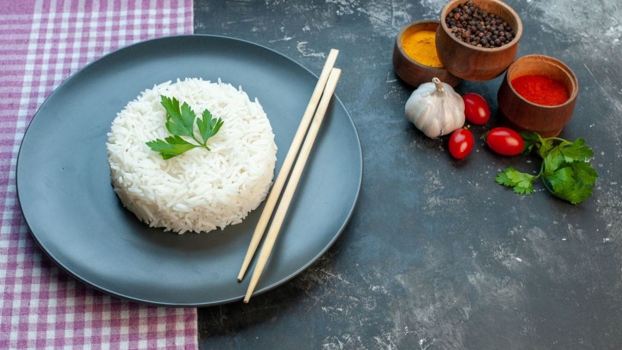 జపాన్ కిన్మెమై ప్రీమియం బియ్యాన్ని జపాన్ టోయో రైస్ కార్పొరేషన్ మాత్రమే ఉత్పత్తి చేస్తుంది. ఈ బియ్యం అధిక పోషకాలతో కూడుకున్నవి. ఇందులో సాధారణ బియ్యం కంటే ఆరు రెట్లు ఎక్కువ లిపోపాలిసాకరైడ్లు (LPS) ఉంటాయి. ఇది శరీర రోగనిరోధక శక్తిని పెంచుతుంది. ఈ బియ్యాన్ని జపాన్‌లోని ప్రత్యేక ప్రదేశాలలో పండిస్తారు.   