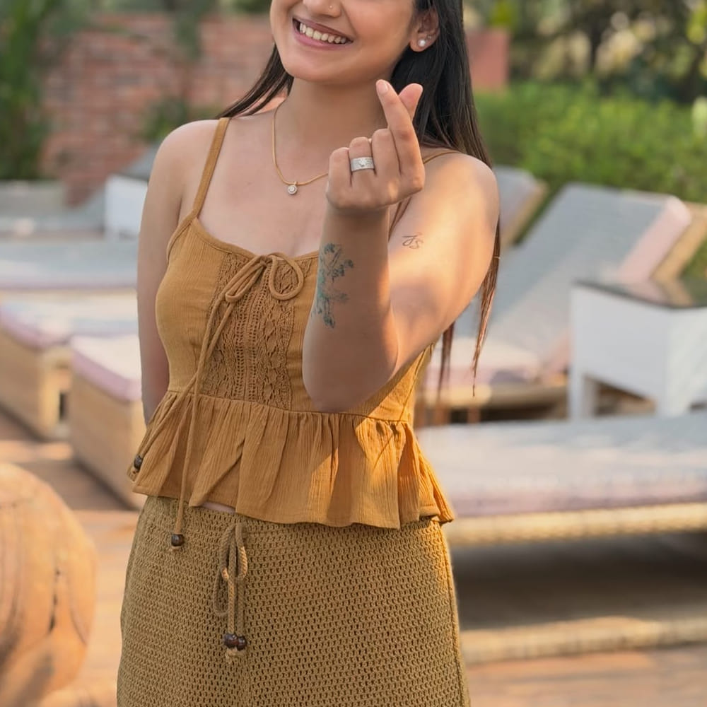 ప్రస్తుతం సీరియల్ తారలు హీరోహీరోయిన్లకు మించి ఫాలోయింగ్ ఉంటుంది. నిత్యం రోటిన్ స్టోరీ, ఒకేరకమైన నటనతో ప్రేక్షకులకు విసుగు పుట్టించే సీరియల్ బ్యూటీస్.. ఇప్పుడు సోషల్ మీడియాలో మాత్రం గ్లామరస్ ఫోటోషూట్స్ చేస్తున్నారు. తాజాగా ఓ బ్యూటీ సైతం లేటేస్ట్ పోస్టుతో అలరిస్తుంది. 