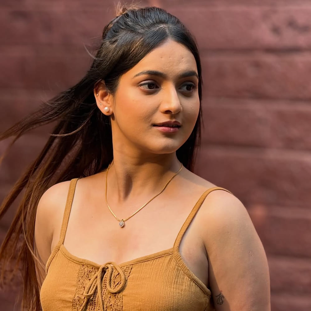 పైన ఫోటోలో కనిపిస్తున్న ఆ బ్యూటీ ఎవరో గుర్తుపట్టారా.. ? ఒడియా ఎంటర్టైన్మెంట్ ఇండస్ట్రీలో చాలా ఫేమస్ ఆ అమ్మాయి. తన పేరు జాస్మిన్ రాత్. తన నటనతో మంచి గుర్తింపు తెచ్చుకుంది. 2019లో సర్గం అనే సీరియల్ ద్వారా నటిగా తెరంగేట్రం చేసింది ఈ ముద్దుగుమ్మ. 