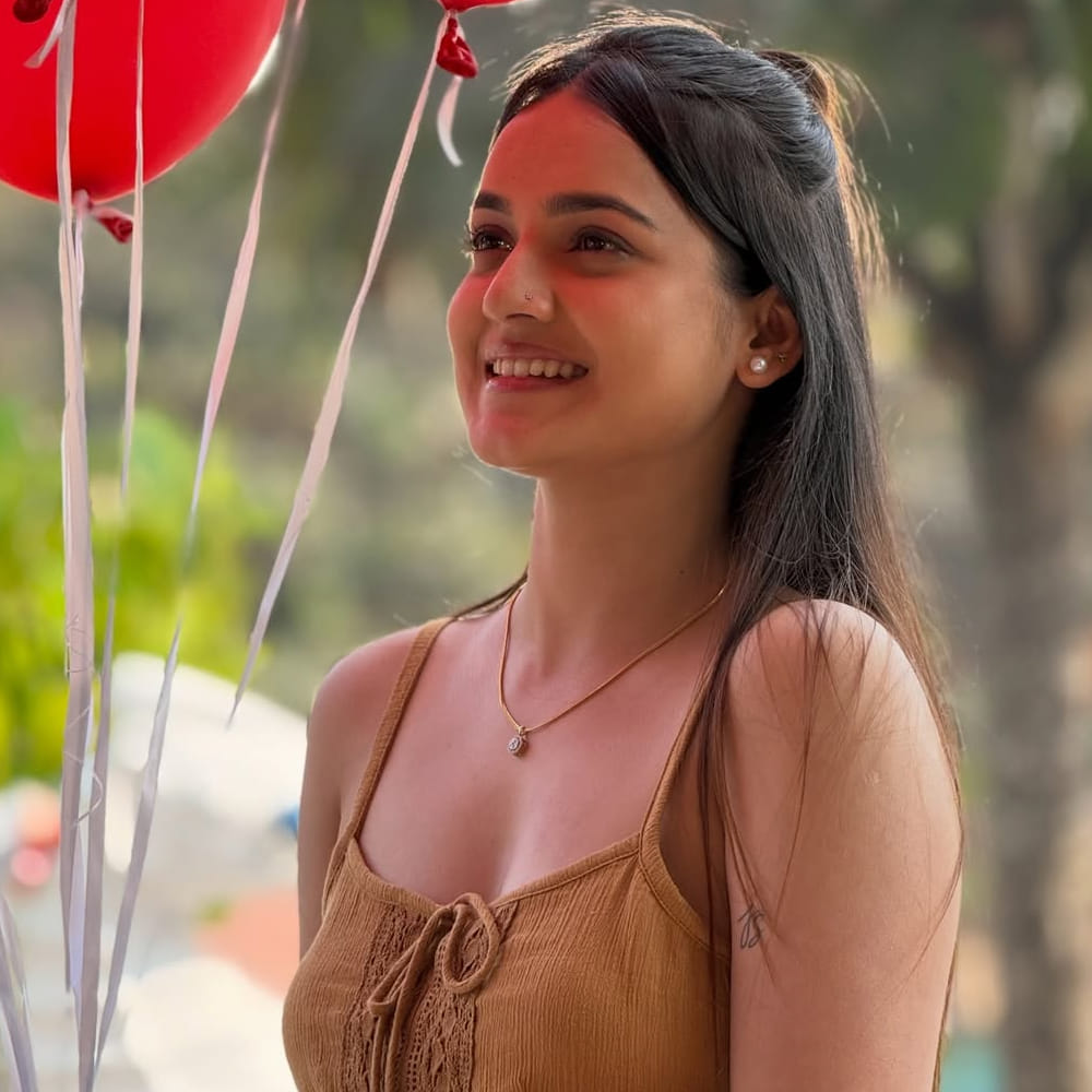 జాస్మి్న్ 2002న జనవరి 10 ఒడిశాలోని భువనేశ్వర్ లో జన్మించింది. ఆమె ప్రభుజీ ఇంగ్లీ మీడియం స్కూల్లో విద్యాభ్యాసం పూర్తి చేసి బాంబే యూనివర్సిటీలో గ్రాడ్యుయేషన్ చేసింది. 2018లో జాస్మిన్ రాత్ మోడలింగ్ లో తన కెరీర్ స్టార్ట్ చేసింది. తర్వాత ఇ సమయ, రూపసి జన్హా, జానీ తు ఆజానా వంటి మ్యూజిక్ ఆల్బమ్స్ చేసింది. 