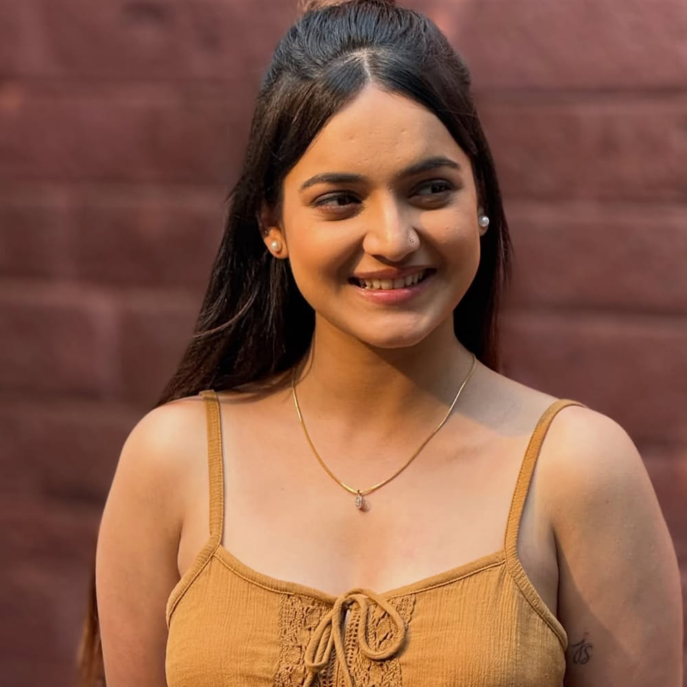 హిందీలో ఎక్కువగా మ్యూజిక్ ఆల్బమ్స్ చేసిన ఈ అమ్మడు.. తర్వాత ట్రైన్డ్ ఒడిస్సీ డ్యాన్సర్ గా పాపులర్ అయ్యింది. ఇంటిగ్రేటెడ్ బిఏఎల్ఎల్ బి కూడా చేసింది. కృష్ణమ్మ కలిపింది ఇద్దరినీ అనే సీరియల్ ద్వారా తెలుగు ప్రేక్షకులకు దగ్గరయ్యింది. ప్రస్తుతం ఈ సీరియల్ ఆగిపోయినా.. నెట్టింట గ్లామర్ రచ్చ చేస్తుంది. 