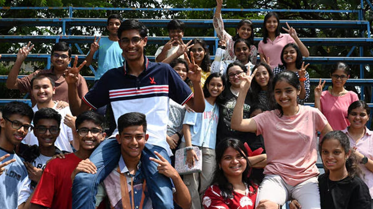 JEE Main 2026 Toppers: జేఈఈ మెయిన్ ఫలితాల్లో తెలుగోళ్ల సత్తా.. ఏకంగా ముగ్గురికి 100 పర్సంటైల్!