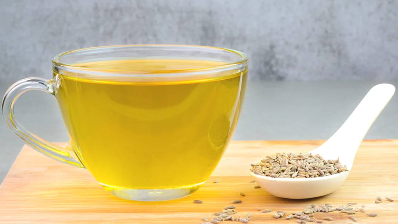 ముందుగా ఒక గ్లాస్ నీటిని తీసుకుని దానిలో ఒక టేబుల్ స్పూన్ జీలకర్రను దానిలో వేసి రాత్రంతా అలా వదిలేయండి.  మరుసటి రోజు  ఉదయం వాటిని వడకట్టి ఆ నీటిని తాగితే చాలా మంచిదని చెబుతున్నారు.
