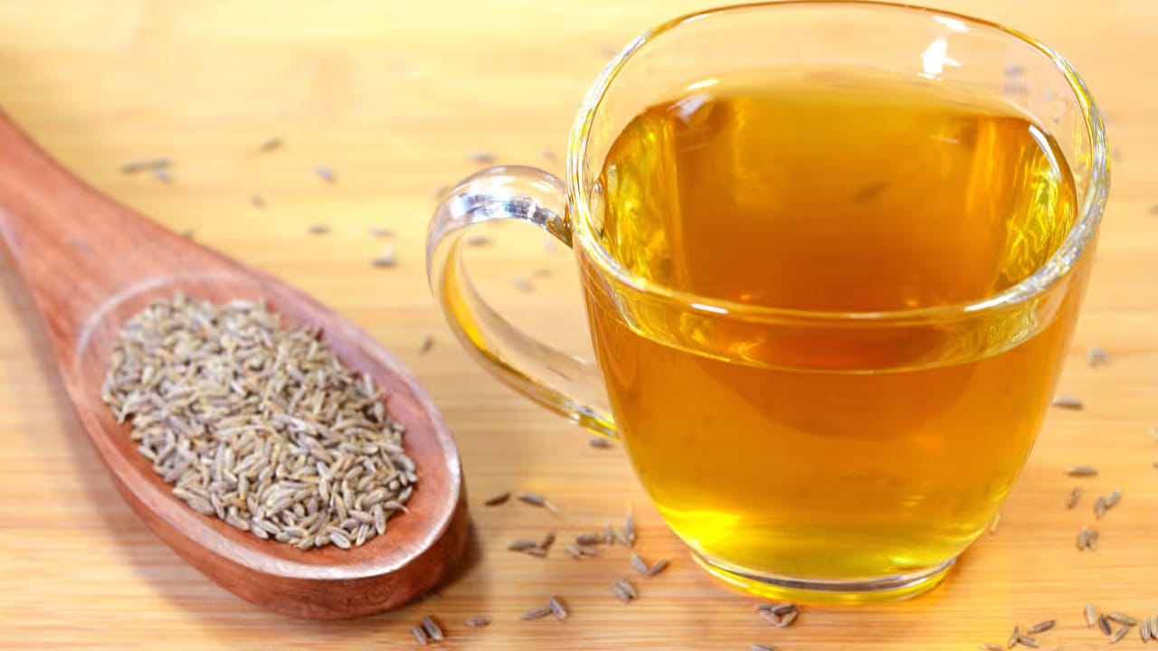 తలనొప్పి : జీలకర్రలో ఉండే  యాంటీ ఆక్సిడెంట్లు పని ఒత్తిడిని తగ్గిస్తాయి. ఈ నీటిని క్రమం తప్పకుండా  తీసుకుంటే మగవాళ్ళలో  క్రమంగా పెరుగుతున్న ఒత్తిడి, తలనొప్పి రాకుండా చేస్తాయని వైద్యులు చెబుతున్నారు.
