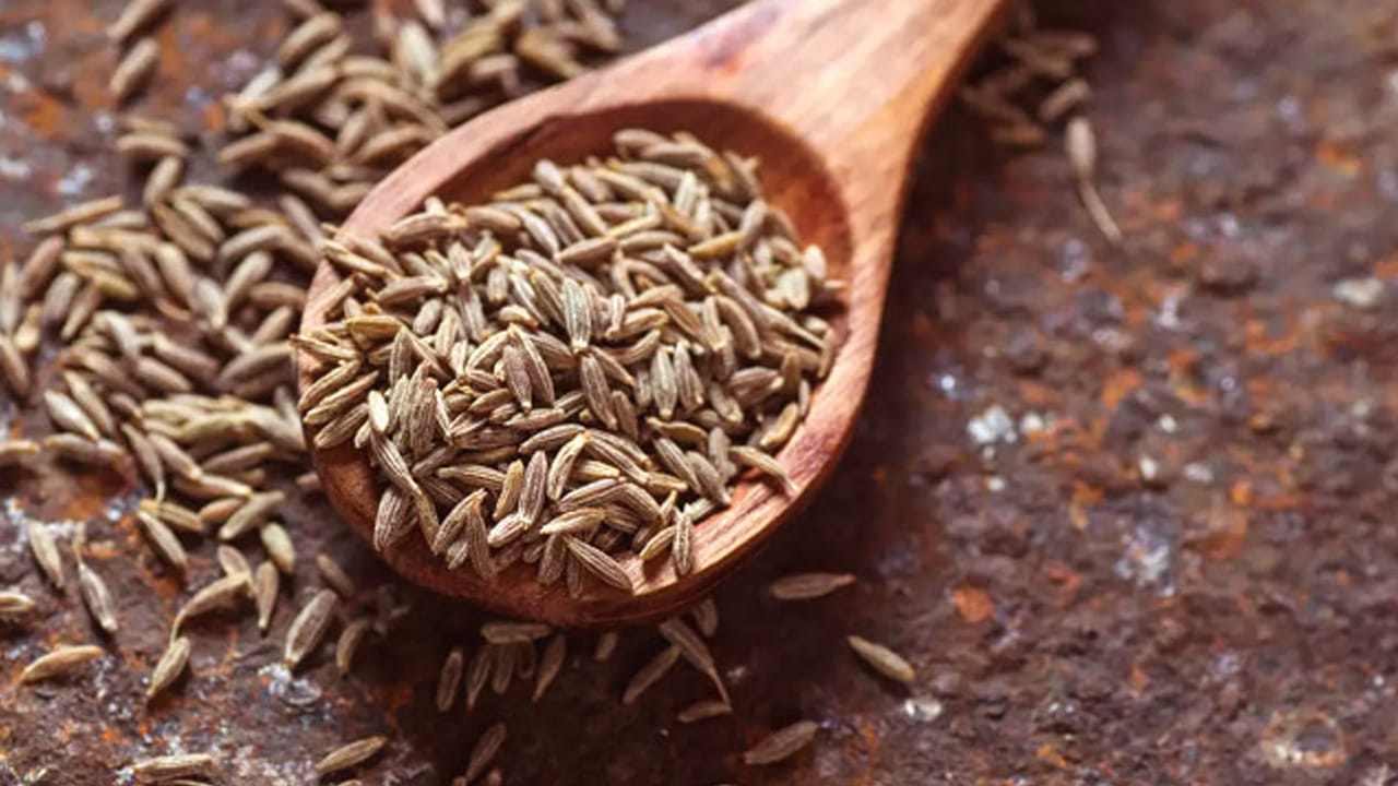 జీలకర్ర గురించి ప్రత్యేకించి చెప్పాల్సిన అవసరం లేదు.  పోపు వేసేటప్పుడు  దీనిని తప్పక వాడుతాము. ముఖ్యంగా పప్పు, చట్నీని తాలింపు  వేసేటప్పుడు జీలకర్రను వాడుతాము. 
