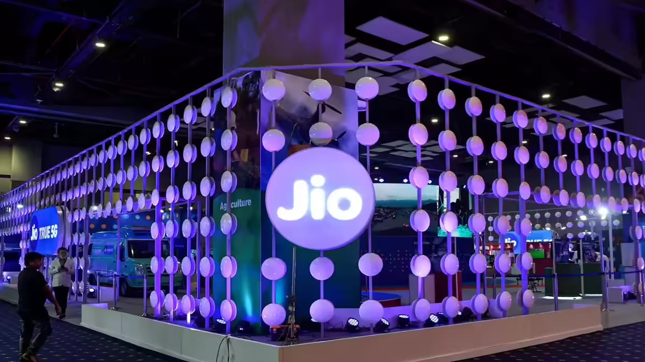  డేటా పరిమితి అయిపోయిన తర్వాత వినియోగదారులు 64Kbps వేగంతో డేటాను పొందుతారు. ఈ వోచర్‌కు అర్హత పొందడానికి మీరు తప్పనిసరిగా యాక్టివ్ బేస్ ప్లాన్‌ను కలిగి ఉండాలని గుర్తించుకోండి. మీరు క్రికెట్ చూస్తుంటే మీరు ఈ ప్లాన్‌ను ఉపయోగించవచ్చు. మీరు చెల్లుబాటును పొడిగించలేరు. జియో డేటా ప్లాన్‌ల పోర్ట్‌ఫోలియో కేవలం రూ.11 నుండి ప్రారంభమై రూ.359 వరకు ఉంటుంది.