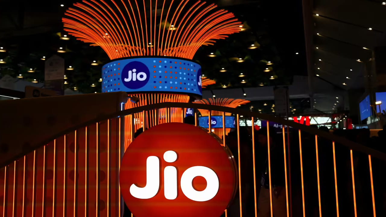  జియో 1234 ప్లాన్ వాలిడిటీ: ఈ జియో రీఛార్జ్ ప్లాన్ 336 రోజుల వ్యాలిడిటీతో వస్తుంది. రోజుకు 0.5GB డేటా చొప్పున ఈ ప్లాన్ 336 రోజులలో మొత్తం 168GB డేటాను అందిస్తుంది. ఈ ప్లాన్ జియోభారత్ ఫోన్ వాడే వినియోగదారుల కోసం మాత్రమేనని గమనించాలి. అంటే మీ వద్ద ఈ ఫోన్ ఉంటే మీరు ఈ ప్లాన్ ప్రయోజనాన్ని పొందవచ్చు. 