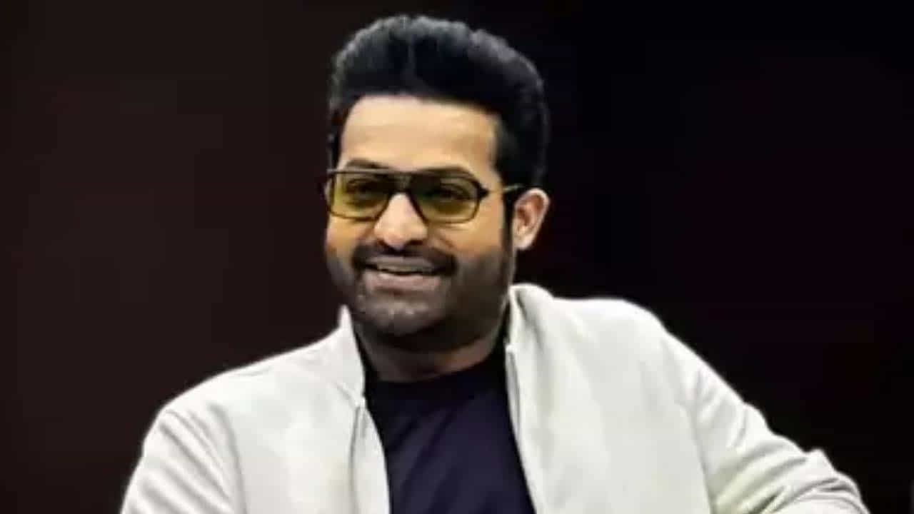 టాలీవుడ్ పాన్ ఇండియా స్టార్ జూనియర్ ఎన్టీఆర్ గురించి ఎంత చెప్పినా తక్కువే. తన నటనతో ఎంతో మంది అభిమానుల మనసు గెలుచుకున్నాడు ఈ హీరో. పాన్ ఇండియా లెవల్ సినిమాల్లో నటిస్తూ ఫుల్ బిజీగా గడిపేస్తున్నాడు. ప్రస్తుతం ఈ హీరో డ్రాగన్ మూవీ షూటింగ్లో పుల్ బిజీగా ఉన్నాడు. అయితే రీసెంట్గా ఈ హీరో ఓ మీడియా ఛానెల్కు ఇచ్చిన ఇంటర్వ్యూలో తన ఫేవరెట్ స్నాక్ ఏంటో రివీల్ చేశారు. ప్రస్తుతం అది నెట్టింట తెగ వైరల్ అవుతుంది.