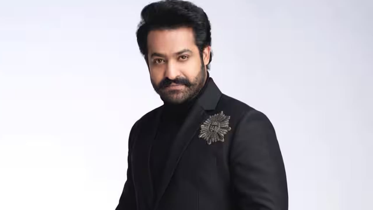 చాలా మంది తమ ఫేవరెట్ హీరో, హీరోయిన్స్ ‌కు సంబంధించిన ఫేవరెట్ డిష్ తెలుసుకోవడానికి ఎక్కువ ఇంట్రస్ట్ చూపిస్తుంటారు. ఇక ఒక్కొక్కరికీ ఒక్కో రకమైన ఫుడ్ ఇష్టం ఉంటుంది. ముఖ్యంగా చాలా మంది హైదరాబాద్ బిర్యానీ అంటే ఇష్టం ఉంటుంది.