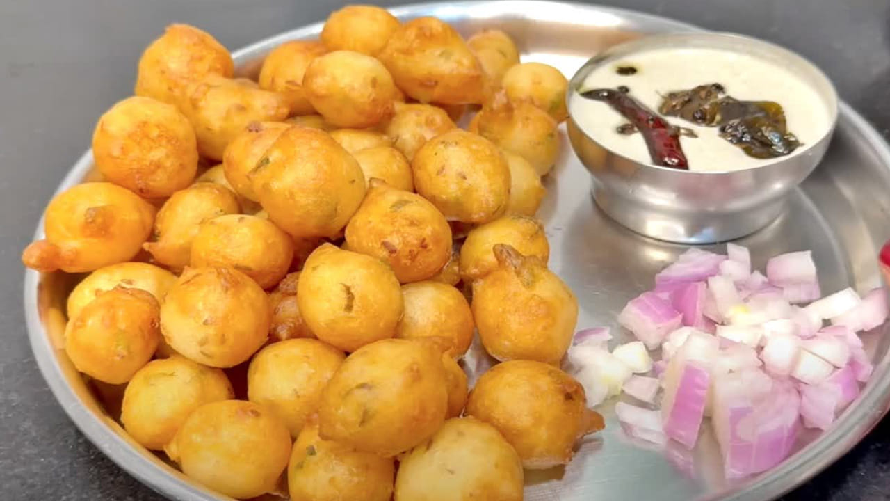 దీంతో ప్రస్తుతం దీనికి సంబంధించిన న్యూస్ నెట్టింట తెగ వైరల్ అవుతుంది. ఇక ఇది చూసిన వారందరూ.. హైదరాబాద్ బిర్యానీ మాత్రమే కాకుండా, పునుగులు కూడా చాలా ఫేమస్.. నిజంగా వీటి టేస్ట్ చాలా అద్భుతంగా ఉంటుంది అంటూ కామెంట్స్ చేస్తున్నారు.