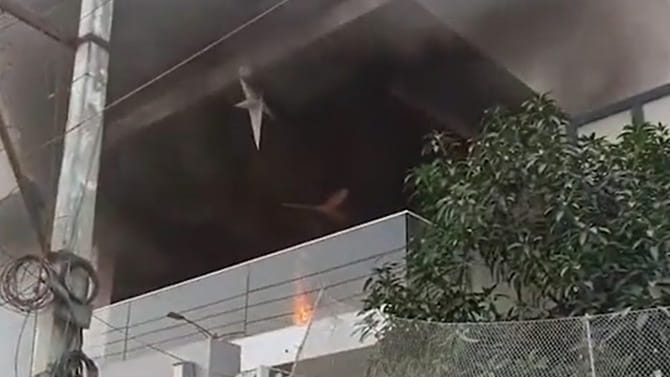 జోగి రమేశ్ ఇంటికి నిప్పు పెట్టిన టీడీపీ శ్రేణులు