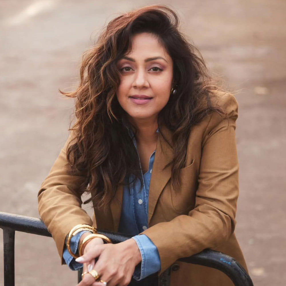 జ్యోతిక తన ఆరోగ్యాన్ని కాపాడుకోవడానికి ప్రతిరోజూ వ్యాయామం చేస్తూనే ఉంది. ఆమె సాధారణ వ్యాయామాలను మళ్లీ రిపీట్ చేయదు. కానీ వాటిలో చాలా మార్పులు చేస్తుంది. ఆమె ఇటీవల చేసిన వ్యాయామాలలో ఒకటి ఇంటర్నెట్‌లో అందరి దృష్టిని ఆకర్షిస్తోంది.