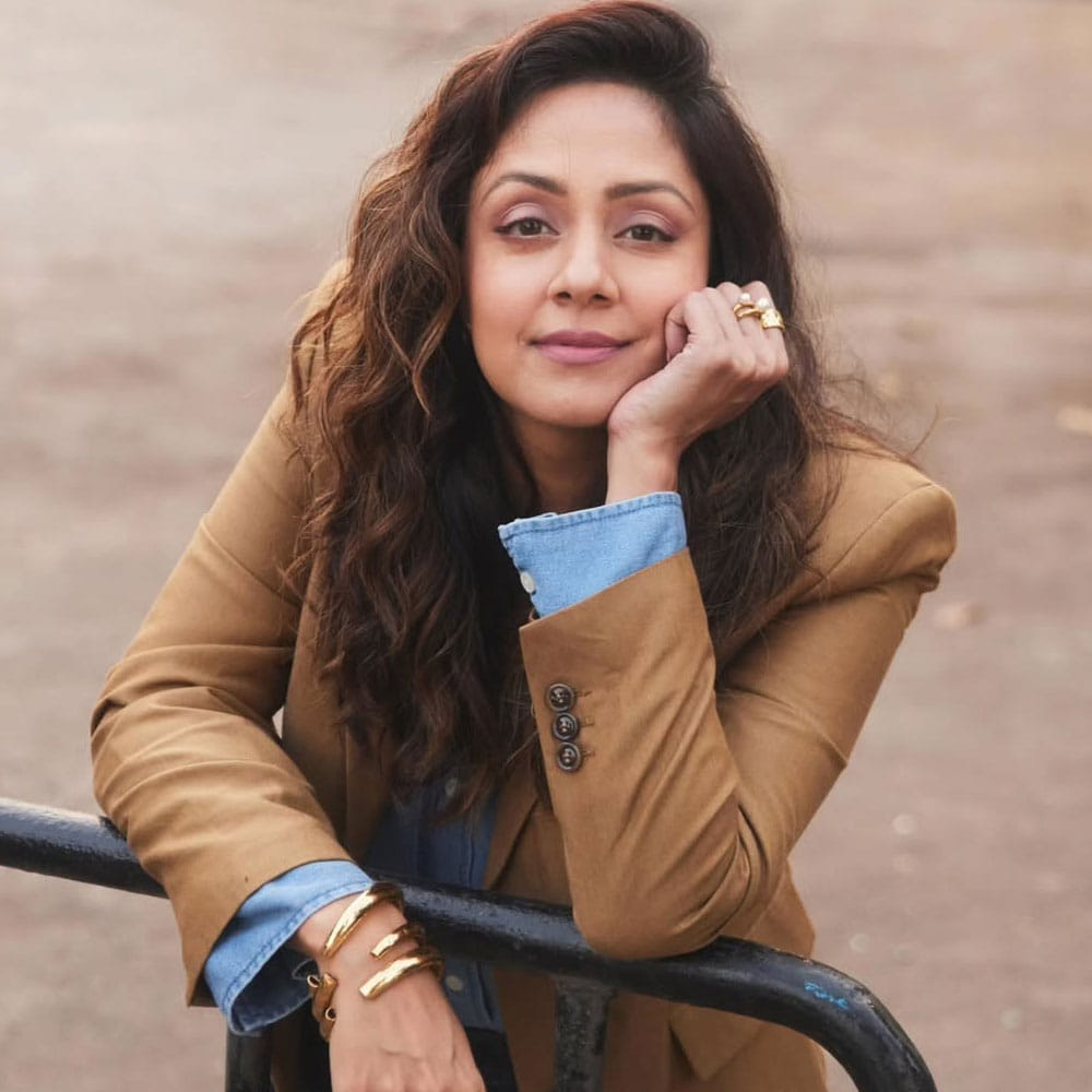 ఇదెలా ఉంటే.. కొన్నాళ్లపాటు సినిమాలకు దూరంగా ఉన్న జ్యోతిక.. ఇప్పుడు బ్యాక్ టూ బ్యా్క్ సినిమాలతో ఫుల్ బిజీగా ఉంటుంది. మరోవైపు సోషల్ మీడియాలో నిత్యం ఒక ఫోటో షూట్స్ షేర్ చేస్తూ అందరి దృష్టిని ఆకర్షిస్తుంది. 