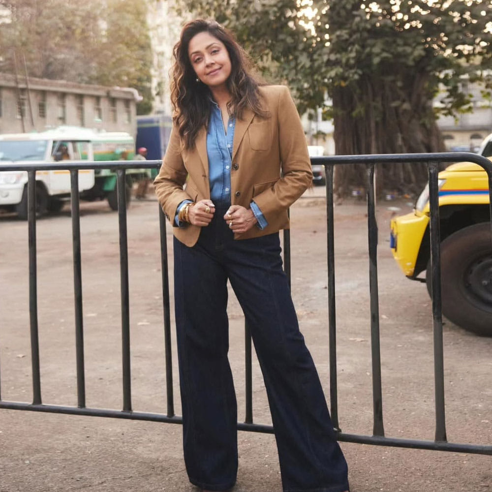 జ్యోతిక చేసిన వ్యాయామం ప్లాంక్. ఆమె దానిని డంబెల్ ప్లాంక్ తో ప్రాక్టీస్ చేస్తుంది. దీనిలో, జ్యోతిక తన శరీరం మధ్యభాగాన్ని ఒక బరువుపై ఉంచి తన శరీరాన్ని సమానంగా ఉంచుకునేలా వ్యాయామం చేస్తుంది. ఈ రకమైన ప్లాంక్ వ్యాయామం నడుము కింద భాగపు బలాన్ని, శరీరం మొత్తం బలాన్ని పెంచడంలో సహాయపడుతుందని జ్యోతిక ఫిట్‌నెస్ ట్రైనర్ మహేష్ చెప్పారు.