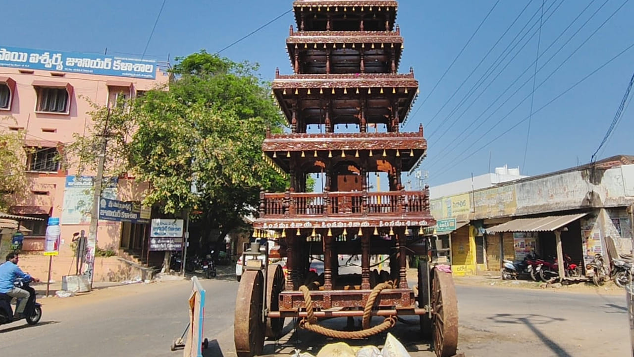  ఇప్పటివరకూ రథోత్సవంలో భక్తులే చెక్క మోకులతో రథాన్ని నిలుపుదల చేసేందుకు వినియోగించేవారు. అయితే దాత హైడ్రాలిక్ బ్రేక్లను రూ పొందించారు. 2చక్రాలకు ఇరువైపులా బ్రేక్ లు ఏర్పాటు చేయడంతో రథం నిర్ణీత వేగంతో పయనించి భక్తులకు అసౌకర్యం లేకుండా రథోత్సవం విజయ వంతంగా నిర్వహించవచ్చని తెలిపారు. 